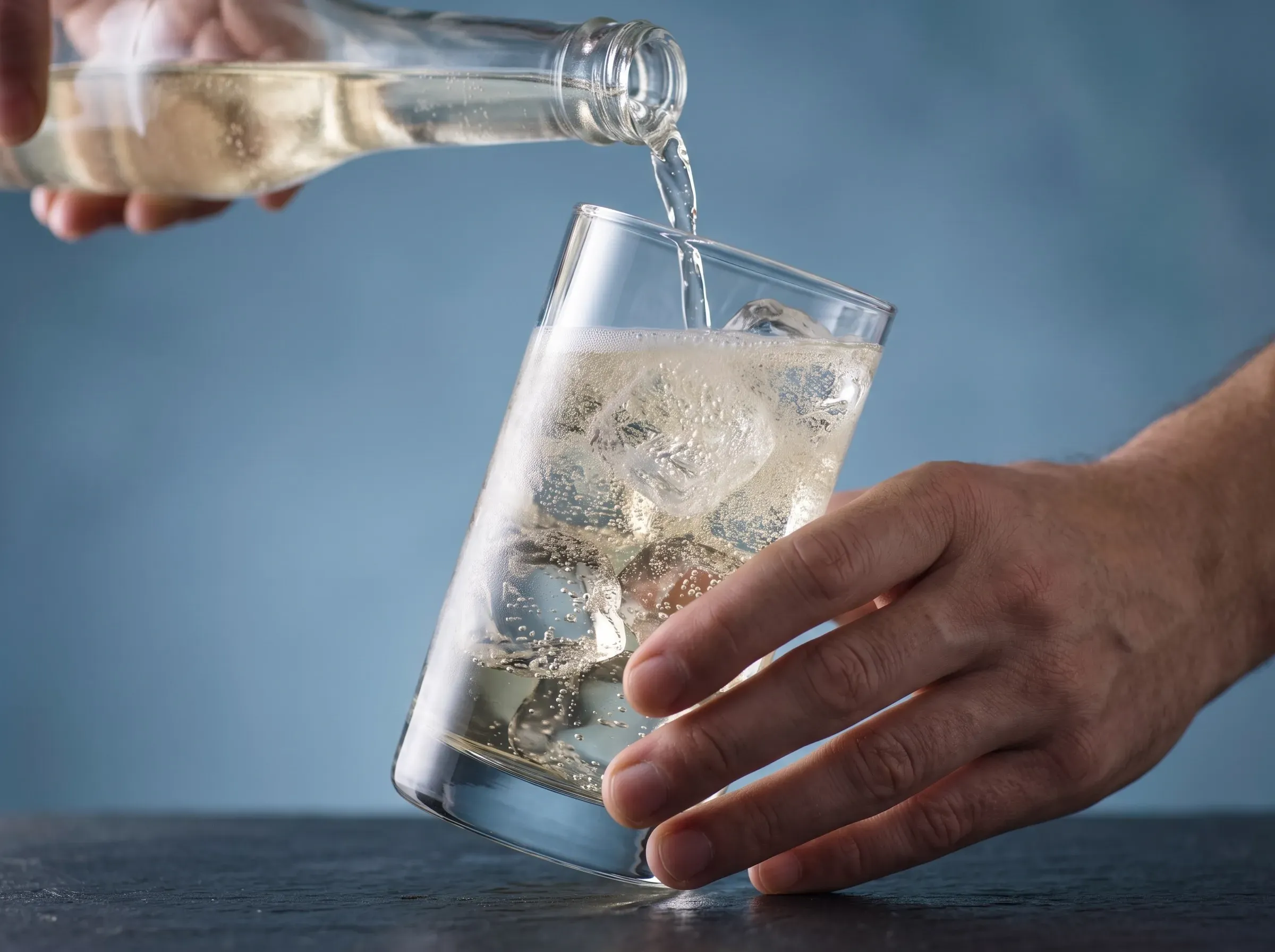 グラスに勢いよく炭酸水を注ぐハイボールのシズル感